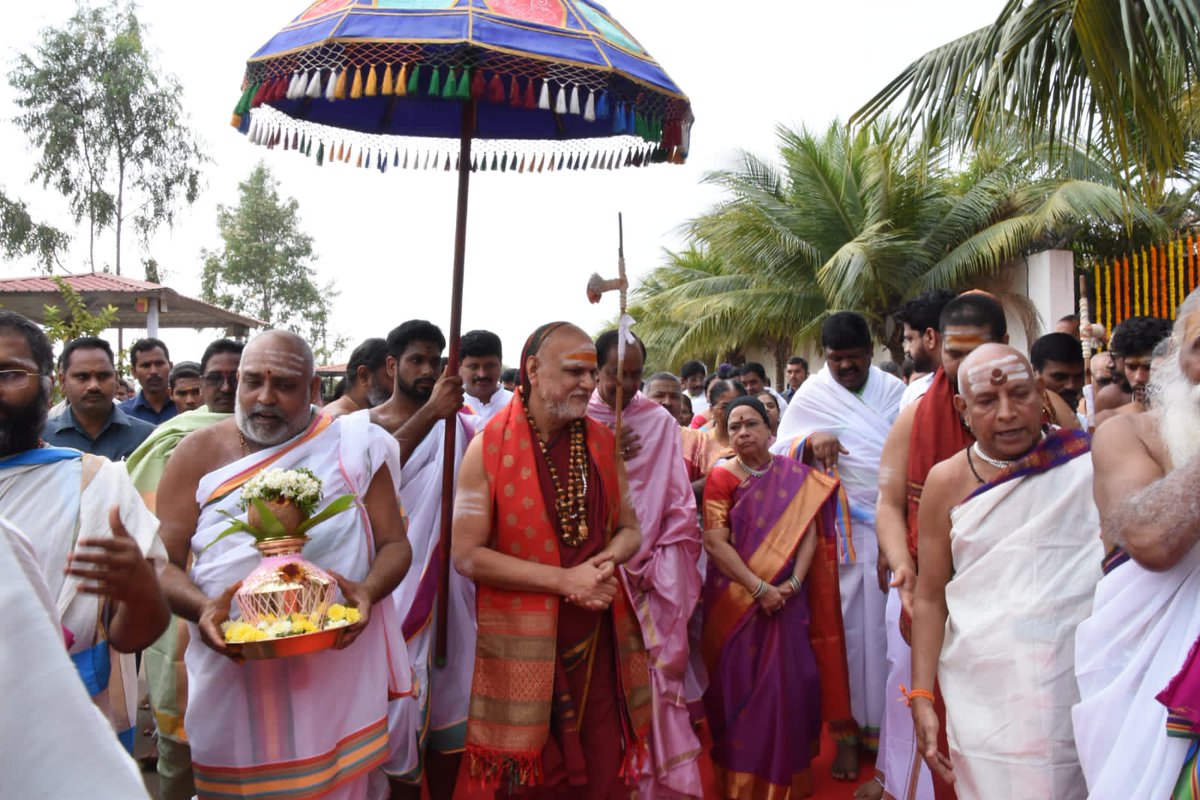jsuryareddy's tweet photo. #Telangana CM, #BRS Chief #KCR performing #RajaShyamalaYagam, for 3 days from today at his farm house at #Erravelli in #Markook, under the supervision of Peethadhipati Sri Swami Swaroopananda Saraswati
Peethadhipatis from Telugu States, Tamilanadu and Karnataka are participating https://t.co/ELOiaHi0xN