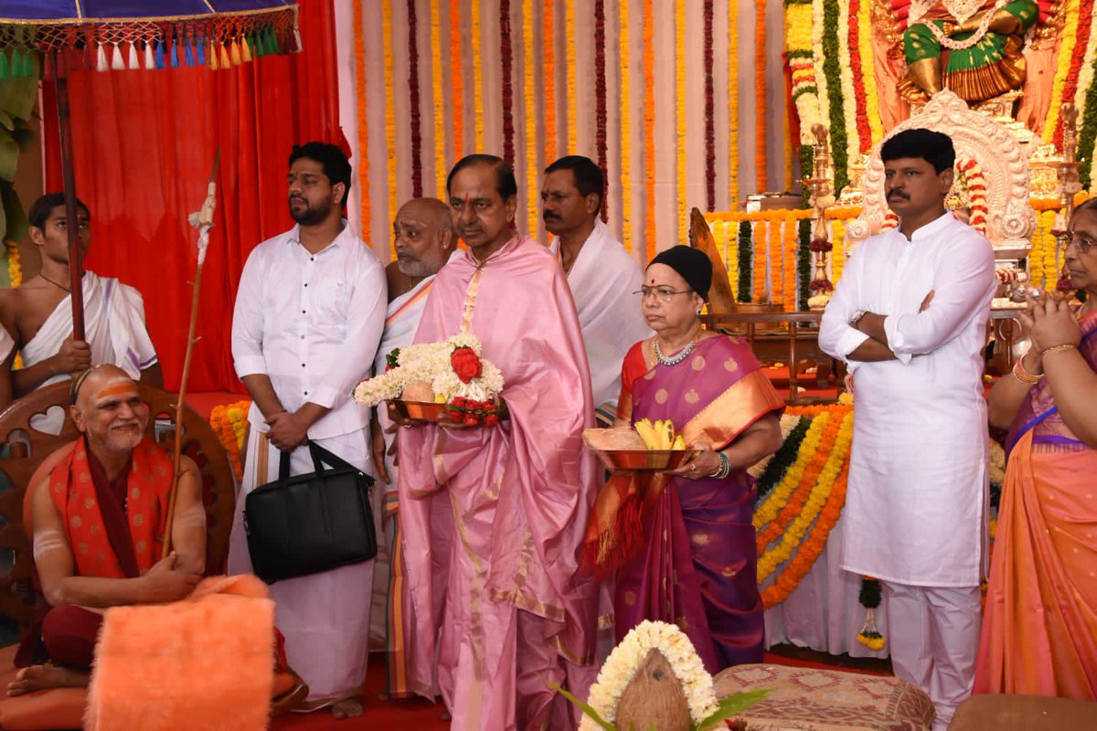 jsuryareddy's tweet photo. #Telangana CM, #BRS Chief #KCR performing #RajaShyamalaYagam, for 3 days from today at his farm house at #Erravelli in #Markook, under the supervision of Peethadhipati Sri Swami Swaroopananda Saraswati
Peethadhipatis from Telugu States, Tamilanadu and Karnataka are participating https://t.co/ELOiaHi0xN