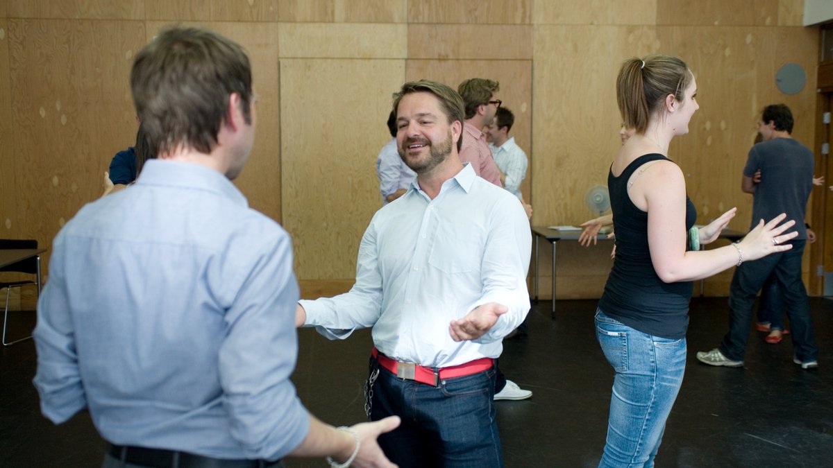 NationalTheatre's tweet image. 📣 Last few spaces left on our Theatreworks programme for November.

#Theatreworks is a training course for professionals, delivered by experienced directors &amp;amp; actors, to improve your communication, voice, body language &amp;amp; personal impact.

Find out more 👉 nationaltheatre.org.uk/news/theatrewo…