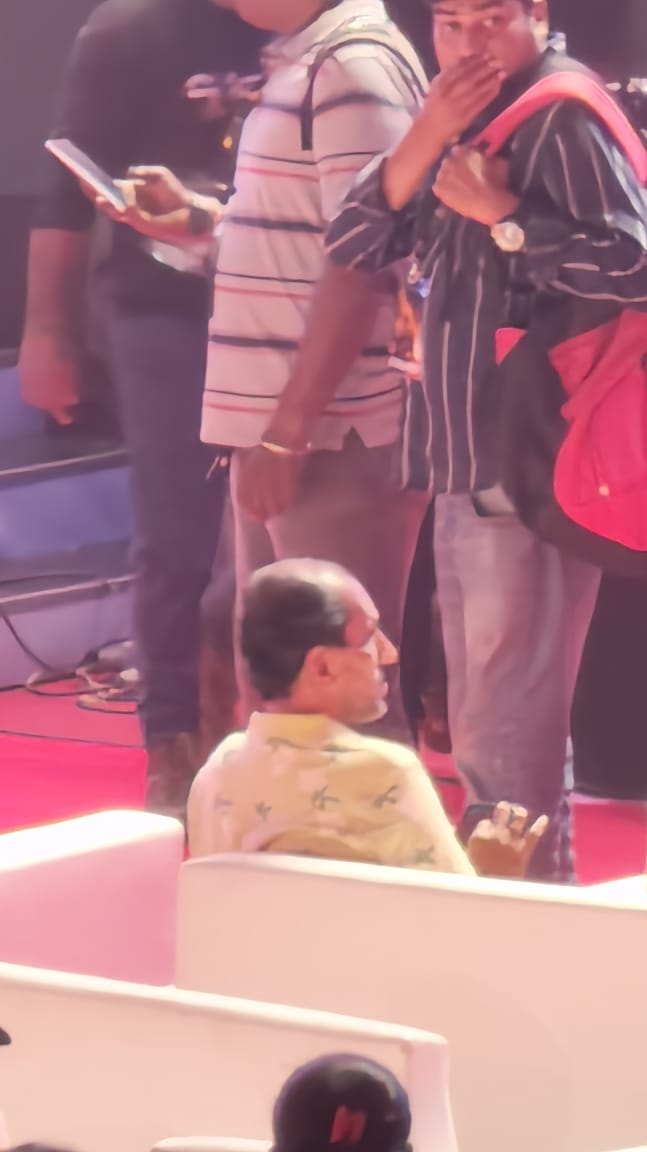 ImSri_08's tweet image. #Vaiyapuri vanthutaru 🙌 

Yella problem ku ivaru dhan kaaranam 😅

#LEO #LeoSuccessMeet