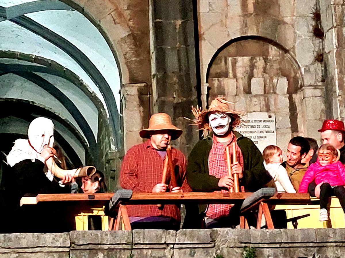 AndoaingoUdala's tweet photo. GAU BELTZA 🎃>>>

👻 Gaurik beltz eta beldurgarriena igaro berri dugu @LBazkuna -ri eta parte hartu duten ehundik gora laguni esker. 

Lan kolektiboaren emaitza, bejondeizuela guztioi!
#andoainbizitzeko https://t.co/emdmux5CLy