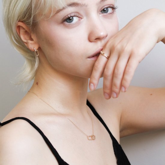 info_cuicui's tweet image. 2023 Christmas Collection  
【Diamond Necklace 〈LIEN〉 | K10YG】  
滑らかな曲線のゴールドに、ダイヤモンドの輝きでアクセントの効いたデザイン。
cui-cui-onlineshop.com/?pid=177691629 
#キュイキュイ #ジュエリー #ChristmasCollection #ゴールド #ダイヤモンド #ネックレス #ギフト #先行 #予約