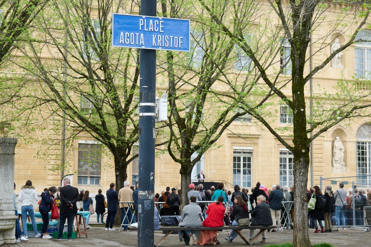 emmanuel_gehrig's tweet photo. Fan d'Agota Kristof? Deux pièces de #théâtre à écouter gratuitement sur le site du TPR https://t.co/s7wn175FZa hommage rendu par sa ville d'adoption, #Neuchâtel et les acteurs culturels:
@bpuneuchatel
,
@PassionCinemaCh
et le TPR. Plus d'infos: https://t.co/QMJX40vU2o https://t.co/jCcDwb8pnG