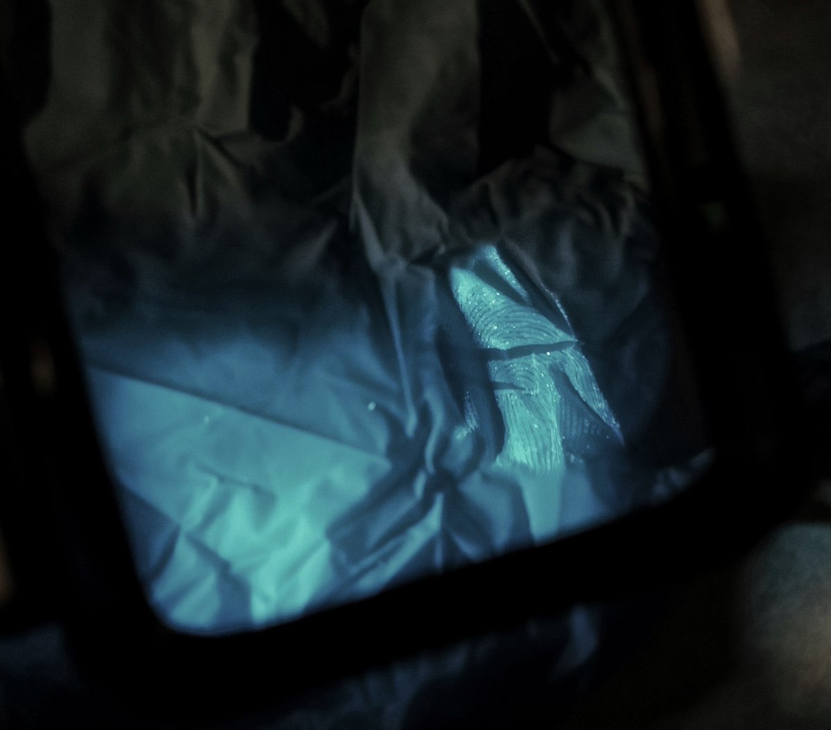 science_ser's tweet photo. Those fingerprints that appear on heavily wrinkled surfaces... 🤨
Do you see it?
#fingermarks #CSI https://t.co/po0I0rhPGy