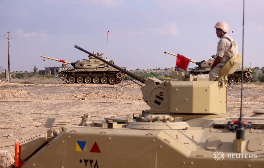 tassagency_en's tweet photo. Egypt has deployed tanks and other armored vehicles on its territory in the area of the Rafah border crossing near the Gaza Strip, The Times of Israel reported:
https://t.co/QKVl0p5o0D https://t.co/uCD2QXK5YG