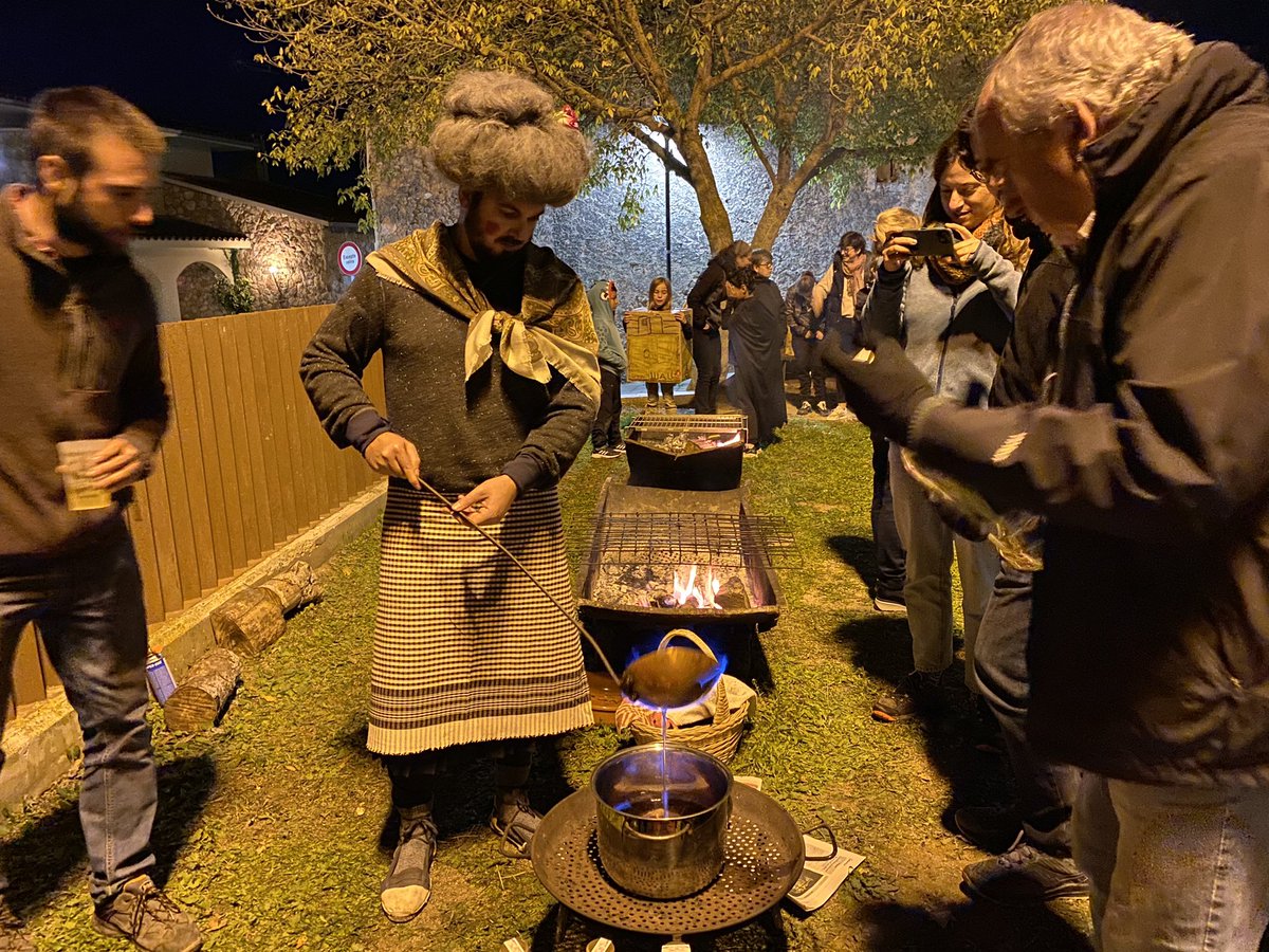 AteneuBegues's tweet photo. La castanyada és ajuntar-se una bona colla i fer foc a terra a l’aire lliure, i coure-hi castanyes i moniatos. I fer correr el rom cremat i el moscatell de boca en boca.

La festa és al voltant del foc, del trencar les regles, del cantar i del conquerir l’espai públic.💫❤️‍🔥🧚🏽‍♀️🔮 https://t.co/Fq0quCBHjn