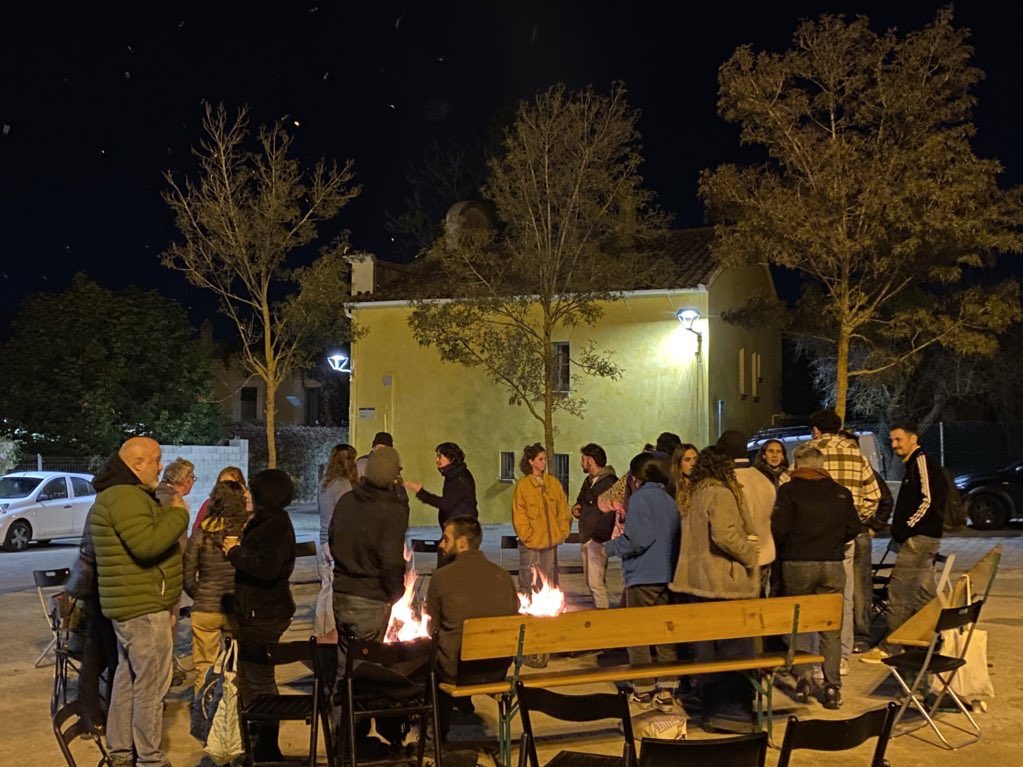 AteneuBegues's tweet photo. La castanyada és ajuntar-se una bona colla i fer foc a terra a l’aire lliure, i coure-hi castanyes i moniatos. I fer correr el rom cremat i el moscatell de boca en boca.

La festa és al voltant del foc, del trencar les regles, del cantar i del conquerir l’espai públic.💫❤️‍🔥🧚🏽‍♀️🔮 https://t.co/Fq0quCBHjn