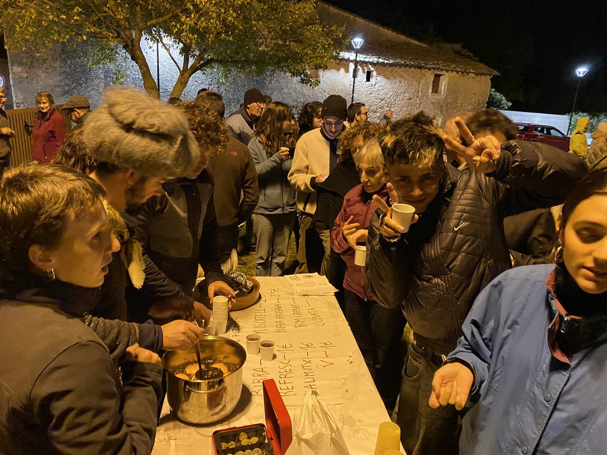 AteneuBegues's tweet photo. La castanyada és ajuntar-se una bona colla i fer foc a terra a l’aire lliure, i coure-hi castanyes i moniatos. I fer correr el rom cremat i el moscatell de boca en boca.

La festa és al voltant del foc, del trencar les regles, del cantar i del conquerir l’espai públic.💫❤️‍🔥🧚🏽‍♀️🔮 https://t.co/Fq0quCBHjn
