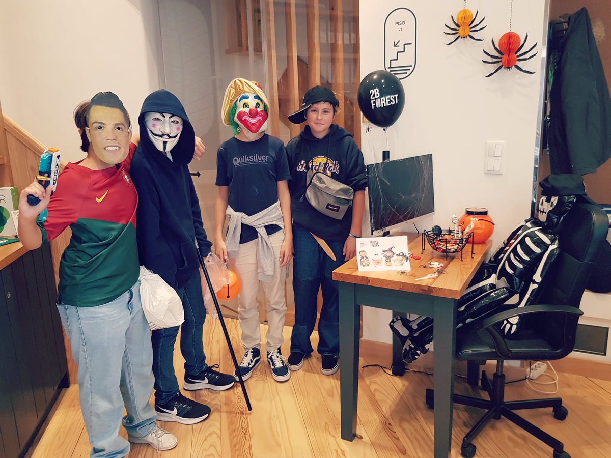 2bforest's tweet photo. Uhhhh! Medo!! #2boffice teve uma visita trick or treat! 🎃 👻 
#campodeourique #cowork https://t.co/bQW07yxSLl