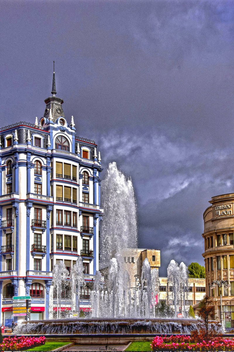 Fuente de la Plaza de Santo Domingo #leonesp #leonespaña #leonphotostreet #fotourbana #leonmola #nikonista