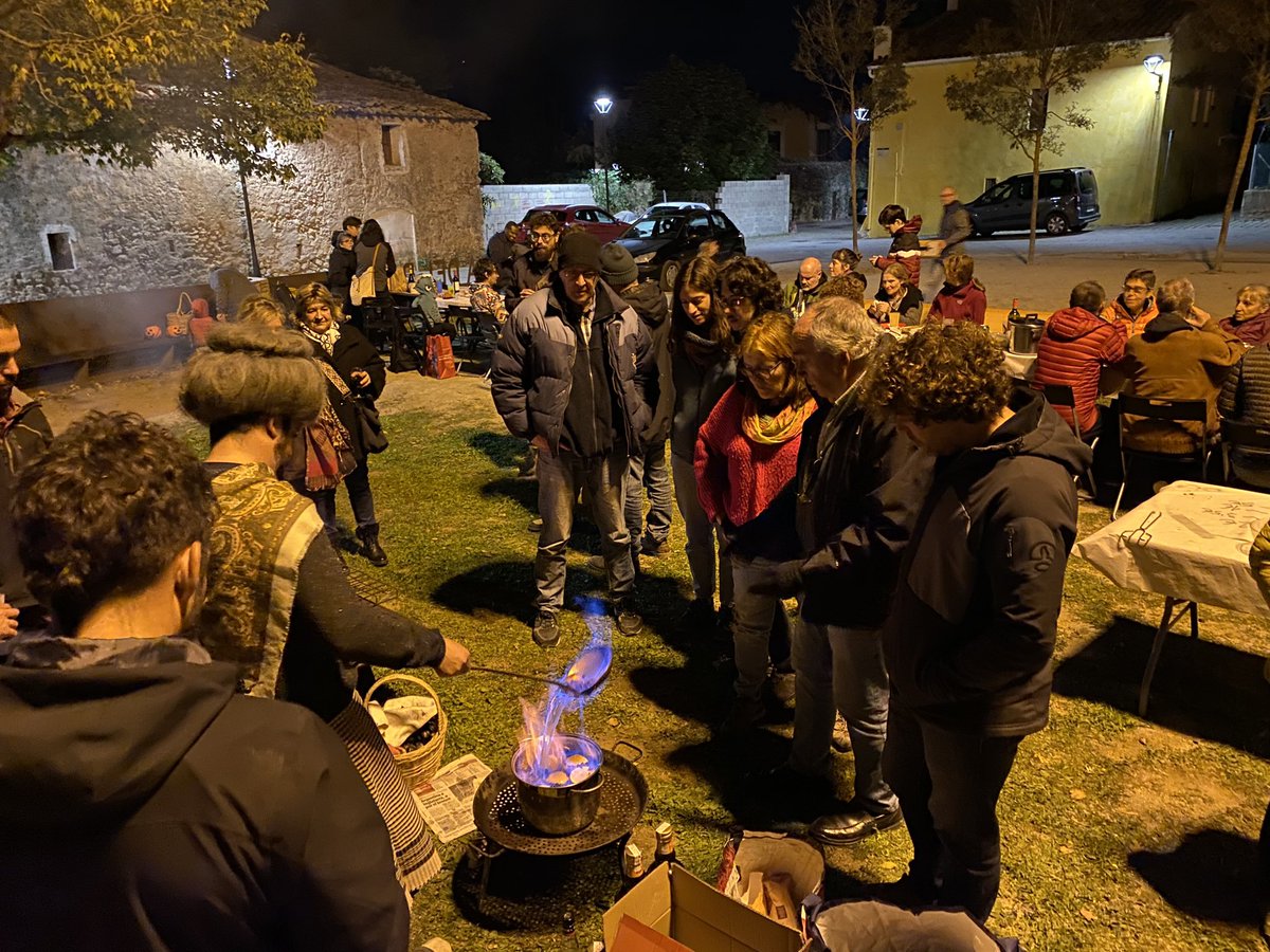 AteneuBegues's tweet photo. Mengeu castanyes, que els esperits no us confonguin amb un mort. L’Ateneu Popular i tothom qui el forma, està ben viu!! GRÀCIES❤️‍🔥 https://t.co/QVHVFFReN9