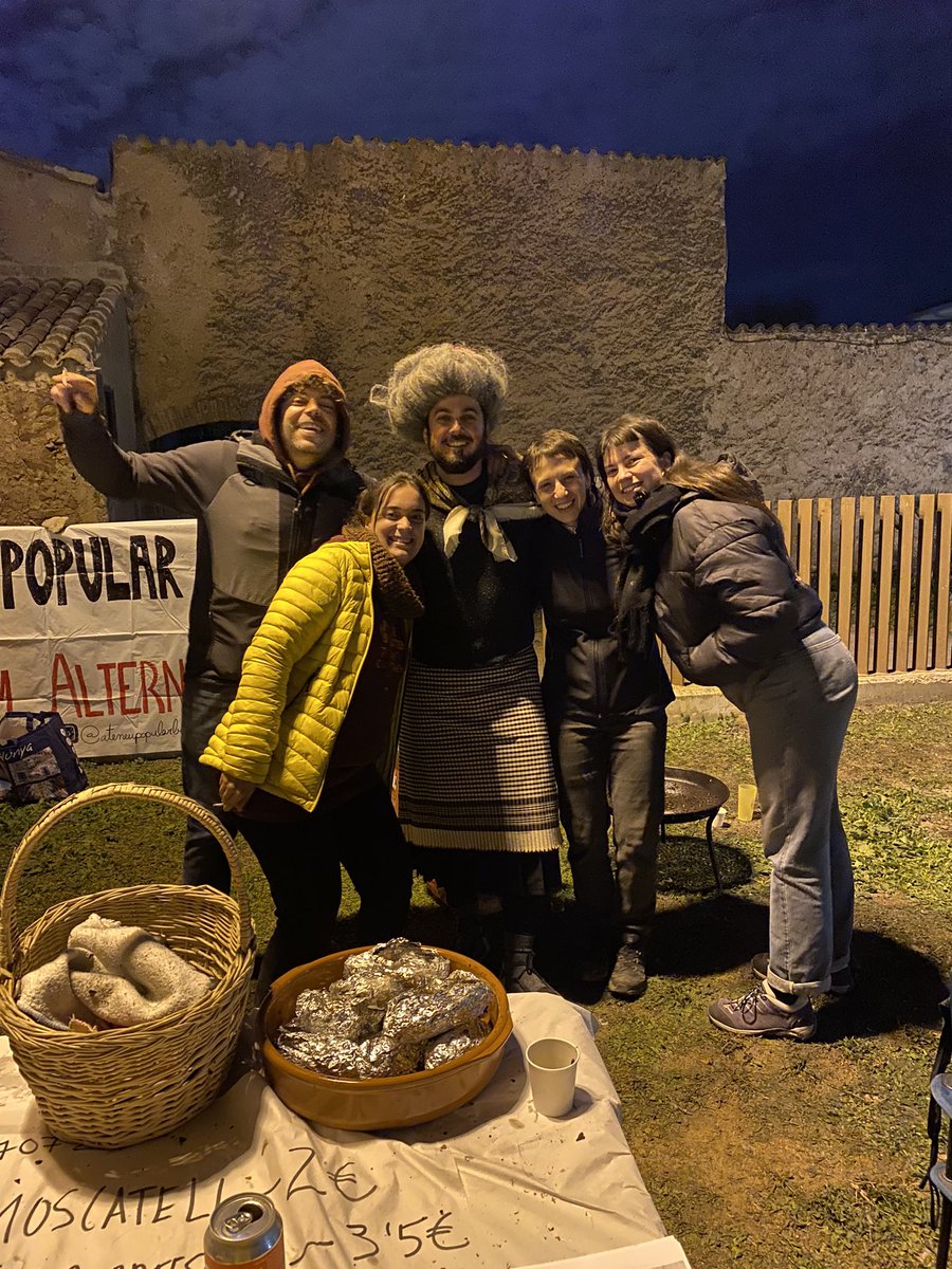 AteneuBegues's tweet photo. Mengeu castanyes, que els esperits no us confonguin amb un mort. L’Ateneu Popular i tothom qui el forma, està ben viu!! GRÀCIES❤️‍🔥 https://t.co/QVHVFFReN9