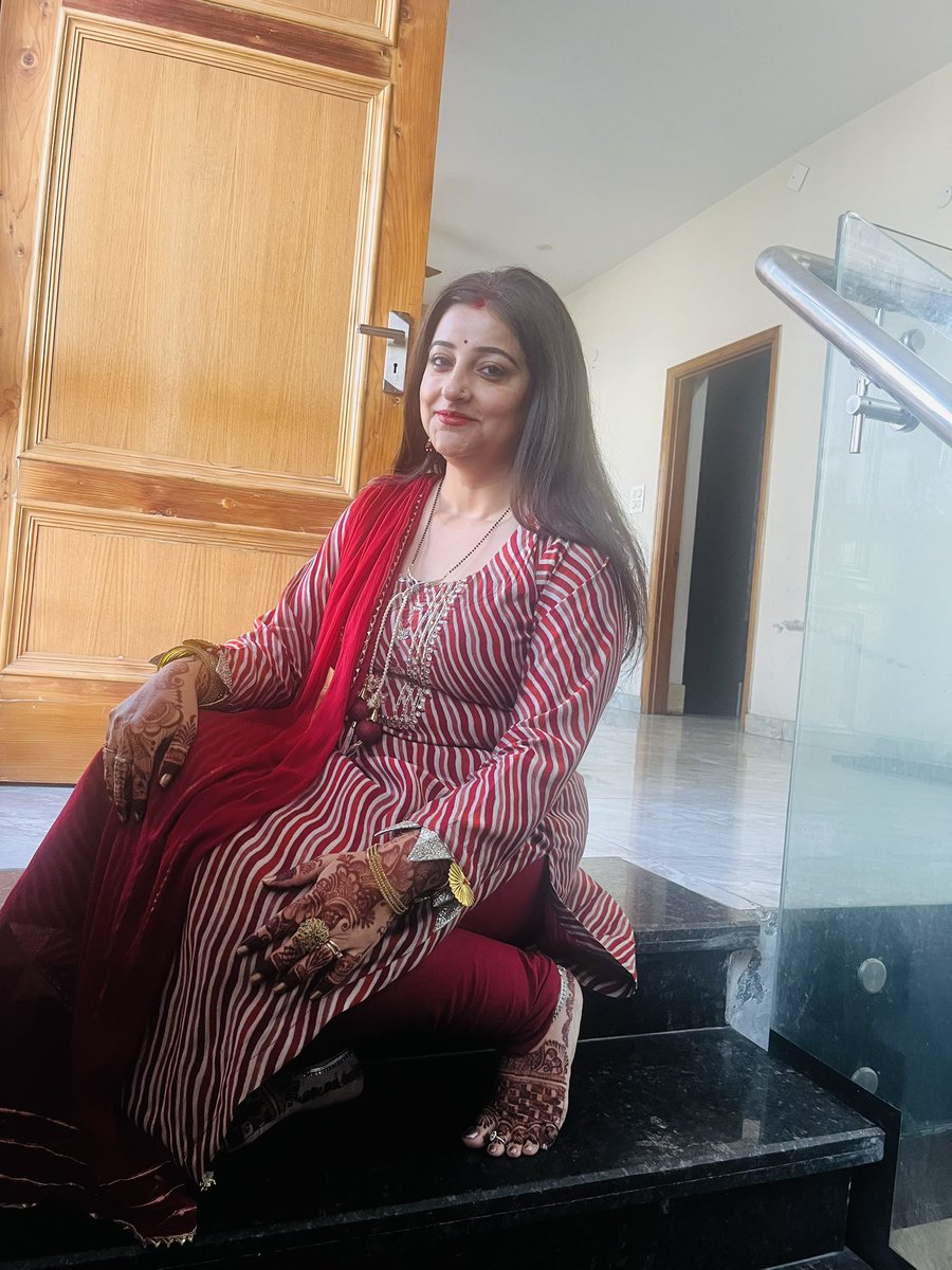 SingerHimja's tweet photo. जैसे वीरावती को दिया सौभाग्यवती का वरदान
मां करवा वैसे ही बनाए रखना सबके सुहाग पर अपना आशीर्वाद | 🙏🙏
करवा चौथ की हार्दिक शुभकामनाएं।
#karwachauth #karwachauthspecial #karwachauthmehndi 🧿💕 #indiantraditional #OurCultureOurPride #snatan #snatandharma https://t.co/LFx7jdDBF8