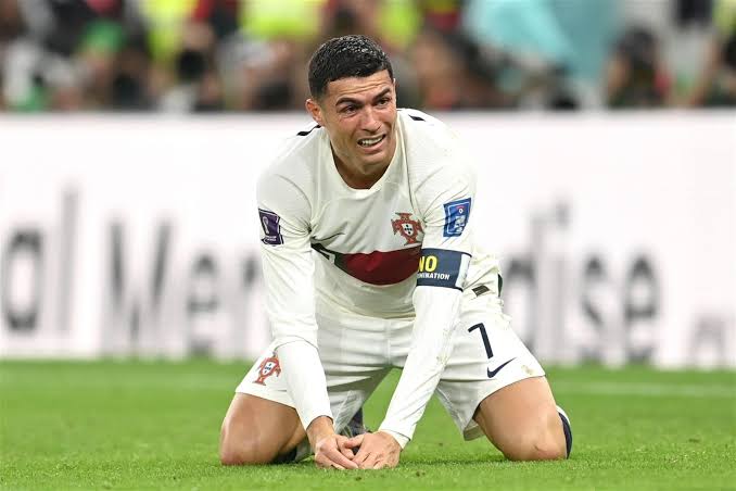 sen, 2009 şampiyonlar ligi finalinde messiden kafa golü yiyerek ucl kaybetmiş bir eziksin.

messi'nin 2011 şampiyonlar ligi yarı finalinde,kendi sahanda, real madrindine orta sahadan alıp içinden geçtiği golü en yakından izlemiş bir eziksin. 

2015 yılında messi'nin kazandığı
