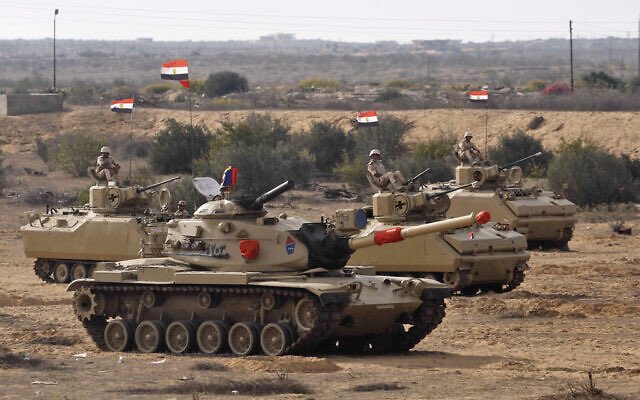 ChrysBarolin's tweet photo. #Israel Alors que les étrangers et binationaux quittent Gaza, l’armée égyptienne a positionné des dizaines de tanks près du point de passage de Rafah pour dissuader les Gazaouis de venir se réfugier en Égypte. https://t.co/yr13uNYzDF