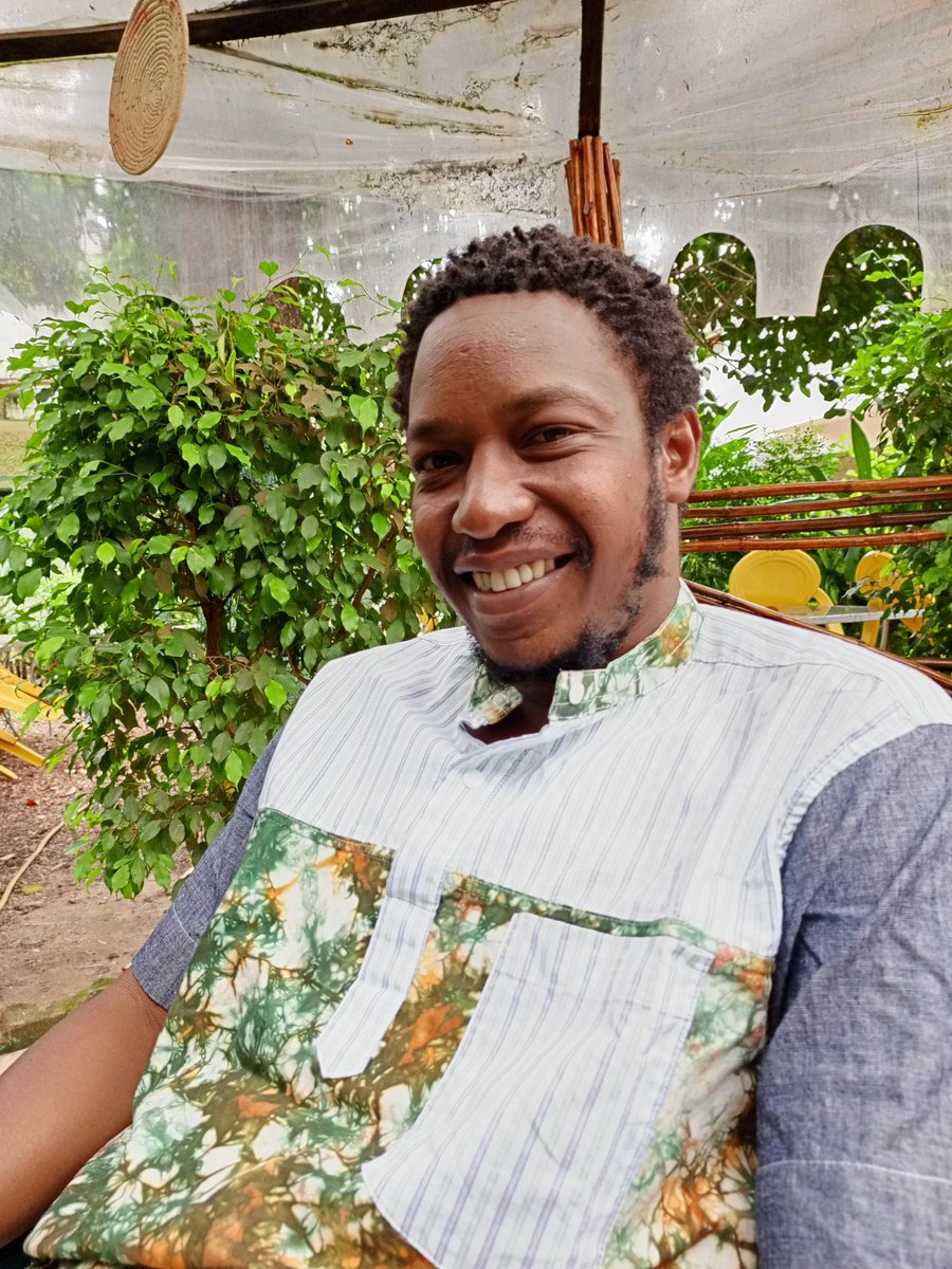 justinmoreljr's tweet photo. 28/10/2023. Rencontre avec Thierno Souleymane Diallo, le sémillant réalisateur du film multiprimé ''Au cimetière de la pellicule ''. Discussions ouvertes avec un iconoclaste assumé. #Guinee, #Cinema, #Afrique https://t.co/YgpKlg8DEp