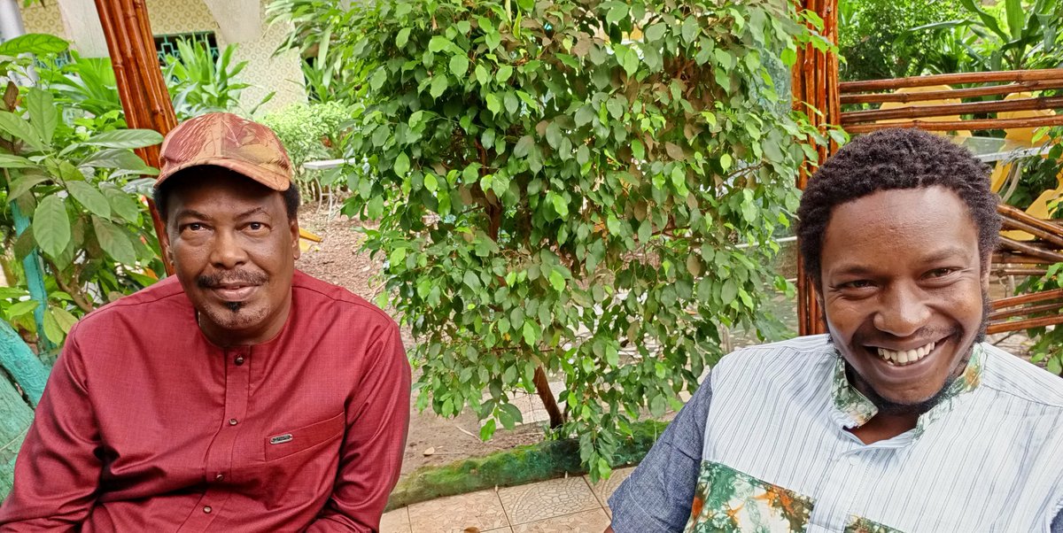 justinmoreljr's tweet photo. 28/10/2023. Rencontre avec Thierno Souleymane Diallo, le sémillant réalisateur du film multiprimé ''Au cimetière de la pellicule ''. Discussions ouvertes avec un iconoclaste assumé. #Guinee, #Cinema, #Afrique https://t.co/YgpKlg8DEp