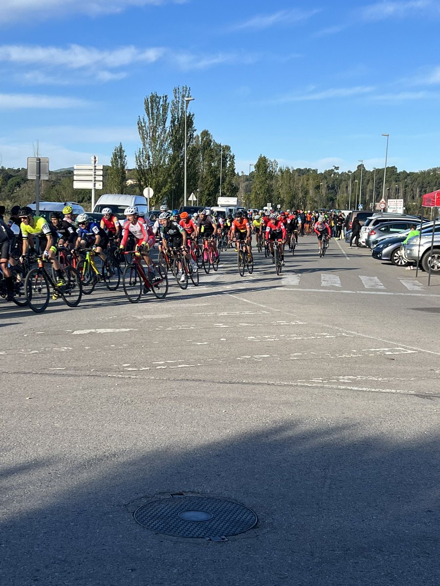 _alexvaliente's tweet photo. Avui, tenim #Ciclocros a #laGarriga! Cada any, des del @CClaGarriga , atreuen més participants a aquesta prova. 

Ens hem trobat amb el regidor @AlexGil_Br , per veure l’inici de la competició. 

#Esports https://t.co/xP2Vc13Gda