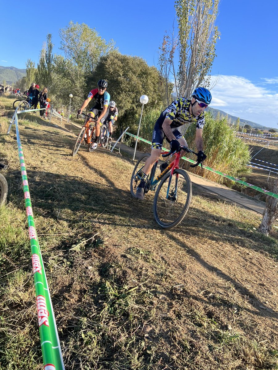 _alexvaliente's tweet photo. Avui, tenim #Ciclocros a #laGarriga! Cada any, des del @CClaGarriga , atreuen més participants a aquesta prova. 

Ens hem trobat amb el regidor @AlexGil_Br , per veure l’inici de la competició. 

#Esports https://t.co/xP2Vc13Gda