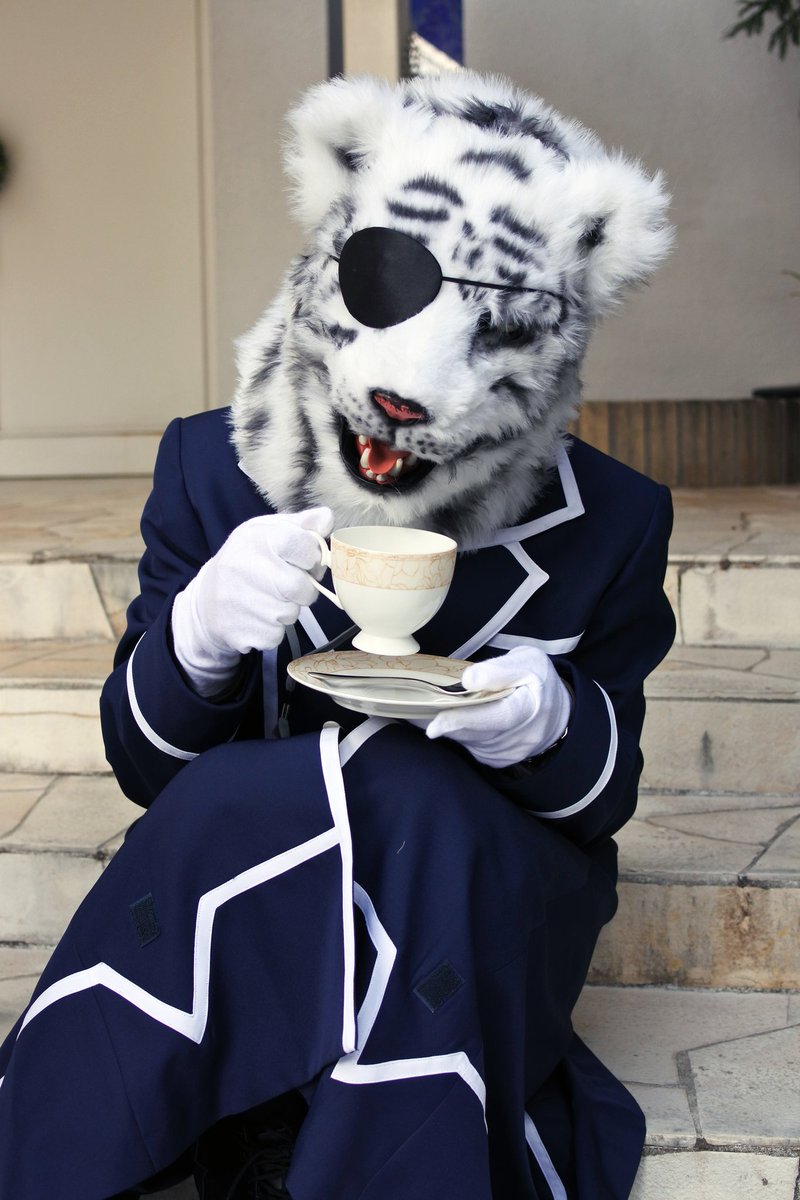 Marchosias_359's tweet photo. 本日は、#紅茶の日 なのだそうです☕
ヴィクトリアとキッド、どっちかが紅茶派、どっちかが珈琲派なんですけど、どっちがどっちだったか…💦
🐶てか、中華系の箱庭出身のお前がなんで、紅茶嗜んでるの❓
🐯あそこから出てから初めて飲んだのよ。
#獣奇士フー #FursuitEveryday #JMoF2018 https://t.co/HzhMwvDLV1