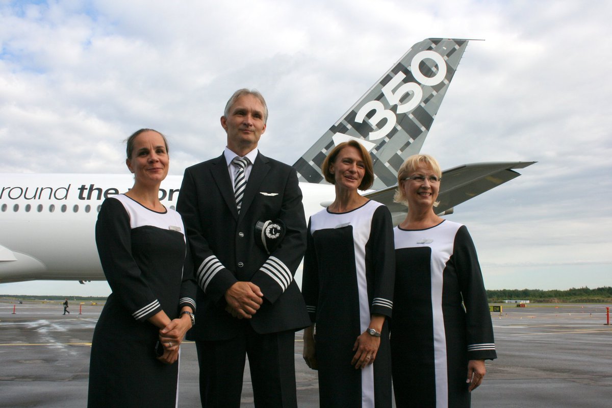 Verano de 2014, <a href="/HelsinkiAirport/">Helsinki Airport</a>.
Una tripulación de <a href="/Finnair/">Finnair</a> posa frente al primer <a href="/Airbus/">Airbus</a> A350 que aterrizó en el país, modelo que al cabo de unos meses empezarían a volar.
Hoy la compañia celebra su 100° cumpleaños.
Hyvää vuosipäivää, Finnair!!!