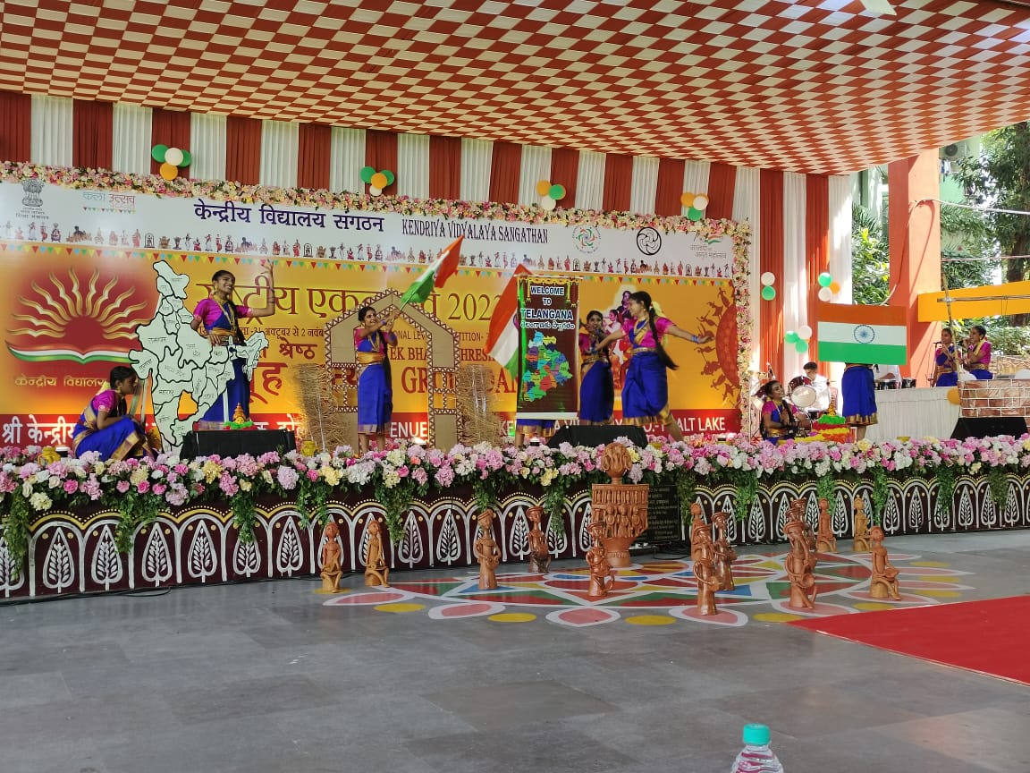 KVS_HQ's tweet photo. @EduMinOfIndia Celebrating Vibrant Colors of India: KVS Rashtriya Ekta Parv-2023

Performance: Dace of Telangana
Venue: Kolkata
Date: 31st Oct - 2nd Nov 2023

#EkBharatShreshthaBharat #KalaUtsav
@EduMinOfIndia @EBSB_Edumin https://t.co/f78SgmjmYr