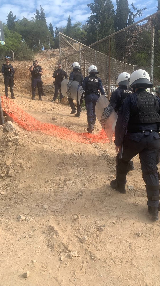 Αυτή τη στιγμή ΟΠΚΕ ανεβαίνουν στο Λόφο να «μαζέψουν» κόσμο της συνέλευσης και της γειτονιάς που διαμαρτύρεται ενάντια στα έργα