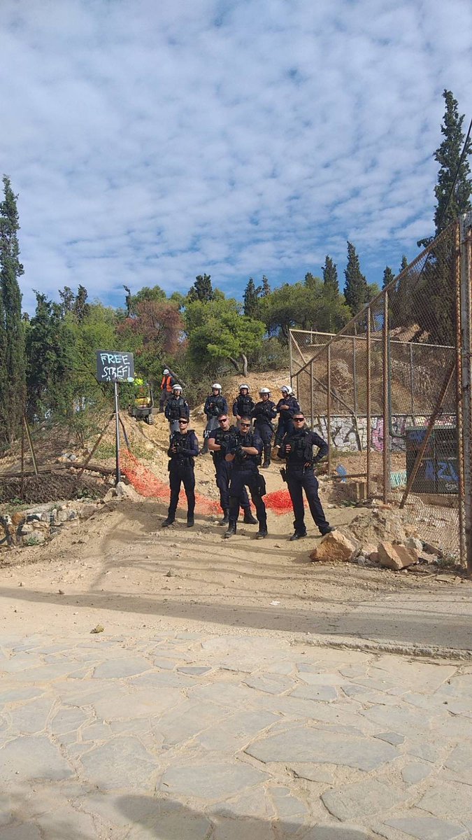 Προσοχή: φασιστοειδή δολοφόνοι στο Λόφο τώρα προσαγάγουν όσα διαμαρτύρονται. Με τέτοια πόζα τους ευχόμαστε καλό ψόφο και γρήγορα 🦋