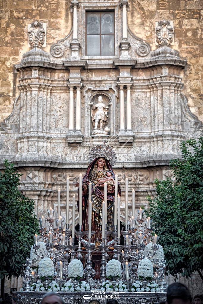 Por los que necesitan el Amparo de la Virgen. Feliz día de todos los santos.