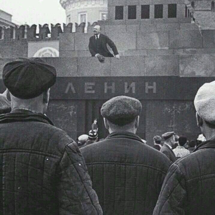 Кадр из голливудского фильма о революции 1917 года..
Все ржут, а им , американцам, не понять.
Что не так то?