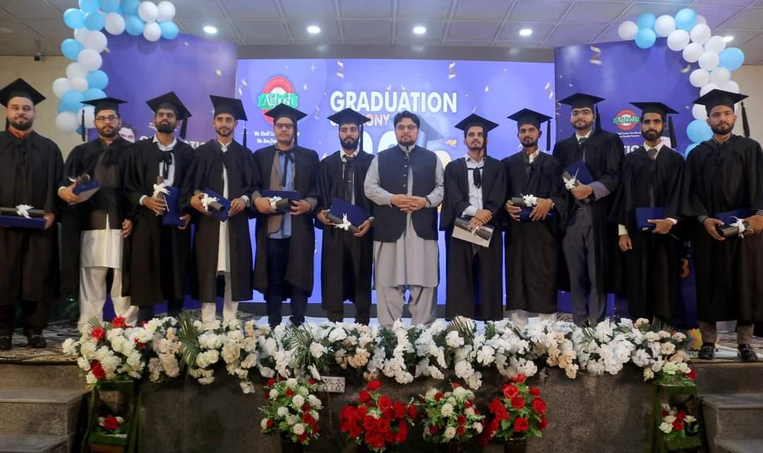 Khkhjadoon's tweet photo. عظیم داستان
 @DrHussainQadri 
کے ساتھ کھڑے نوجوان 
2005 میں آنیوالے المناک زلزلہ میں اپنے ماں باپ سے محروم ہوگئے تھے۔ @TahirulQadri ان بچوں کو اپنی آغوش میں لیا۔ ان بچوں کیلئے بہترین سہولیات اور تعلیم و تربیت کا اہتمام کیا۔ آج 18 سال بعد یہ بچے اعلی ڈگری لیکر گریجویٹ ہوئے ہیں۔ https://t.co/pAu3cfA7U8
