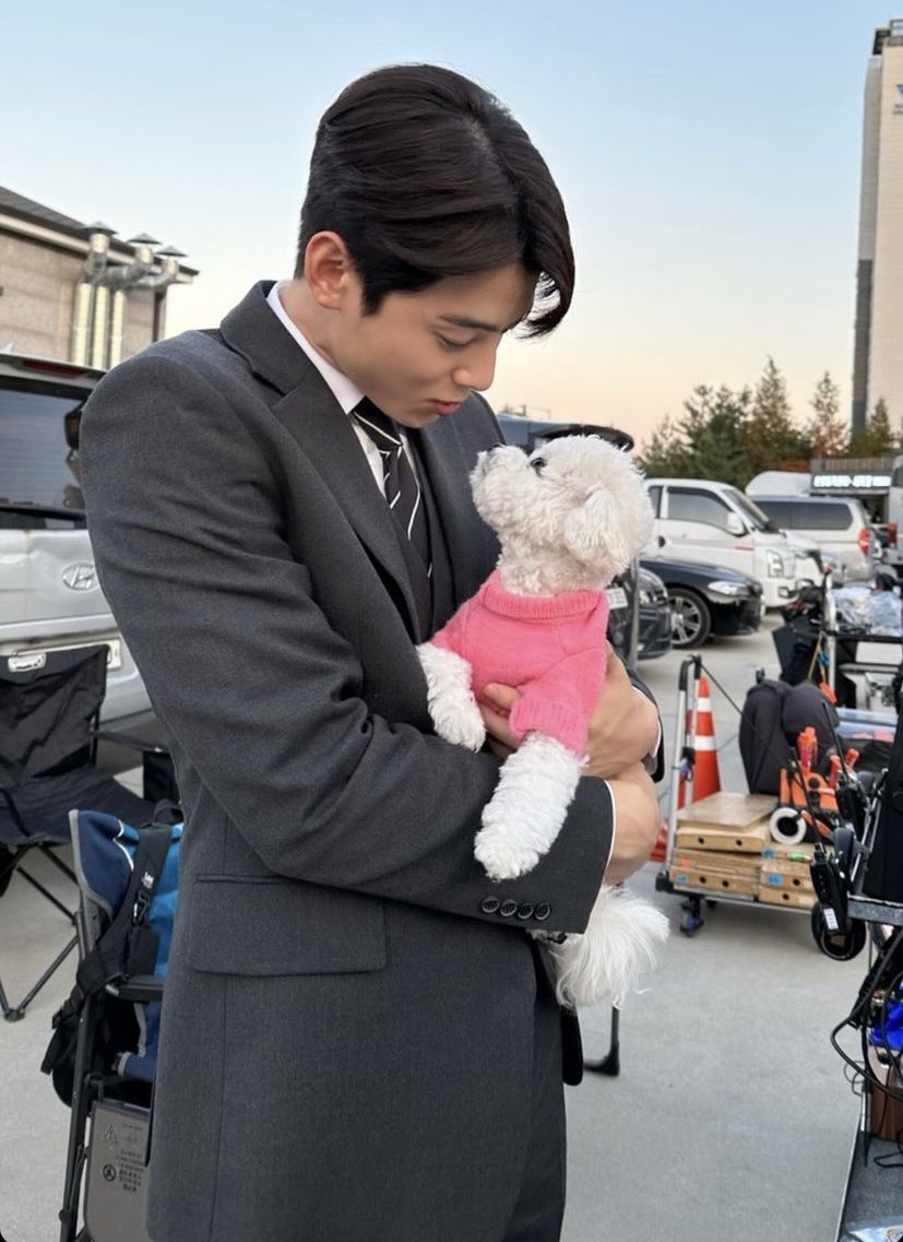 eunwoo pics tweet media