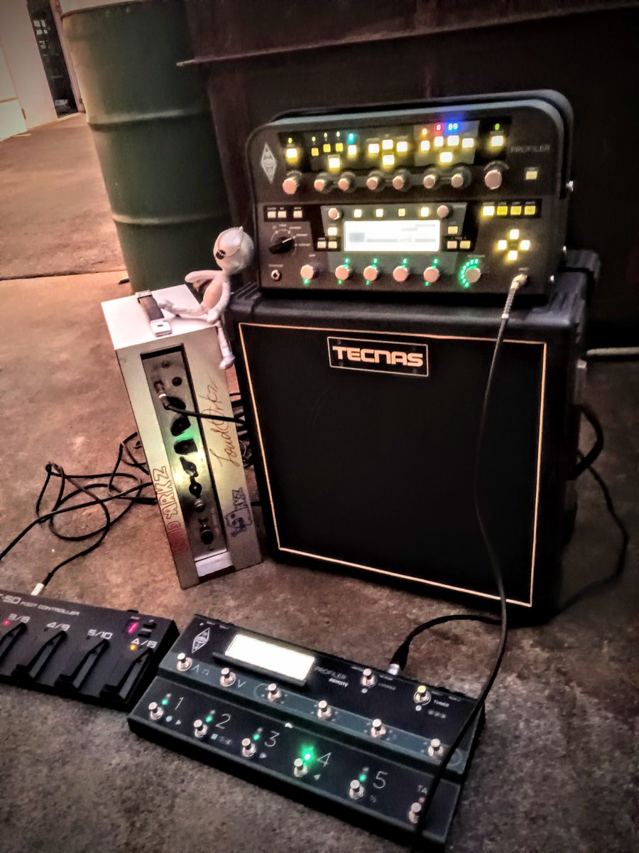 ArkzLoud's tweet photo. 涼しくなってお外でギター弾くのも良いです。
ヘッドアンプとキャビネットは昔の日本製繋げてみました。
#Kemper
#TECNAS
#AIDEAN https://t.co/j1BL7ag4r2