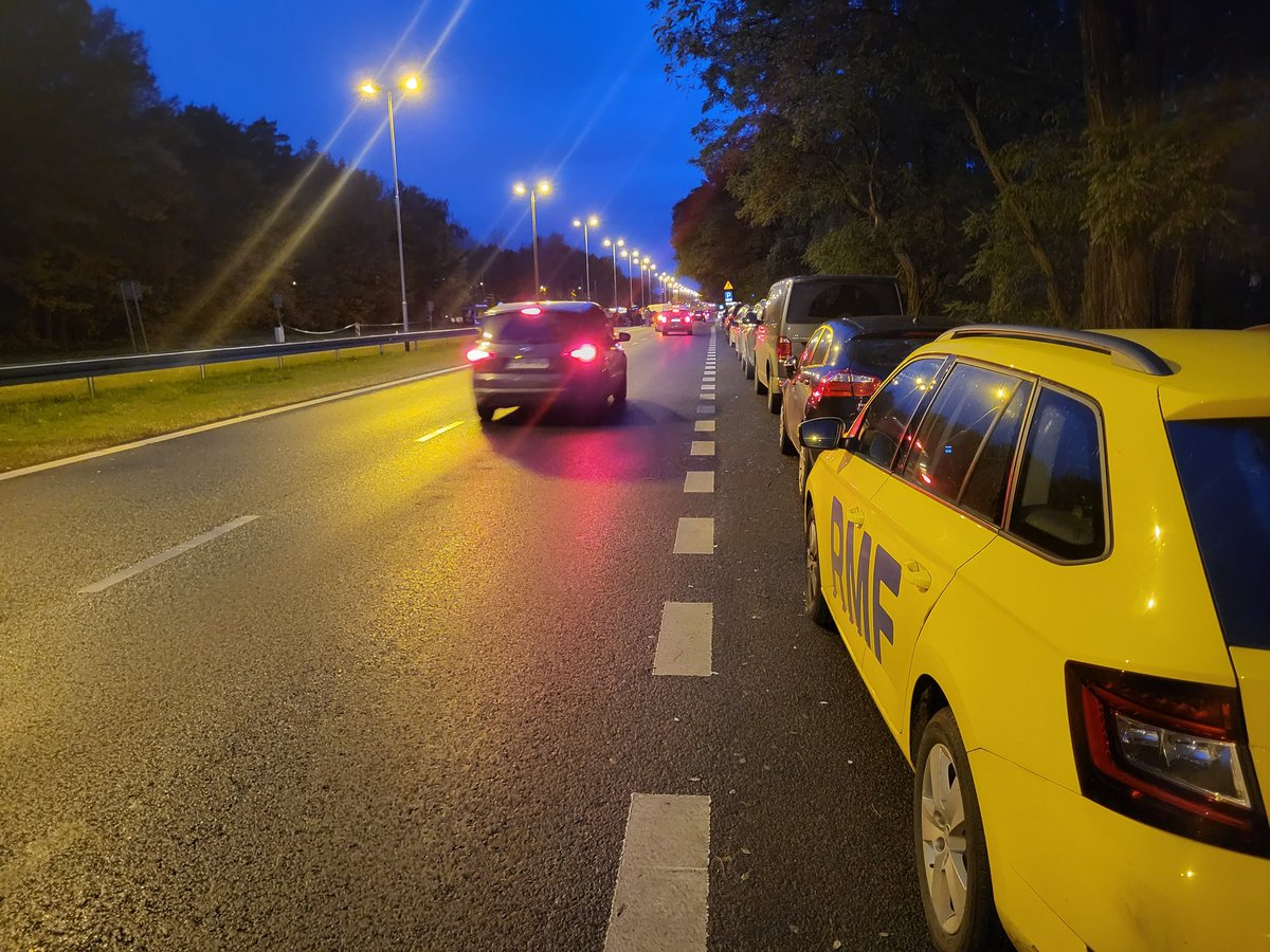 beniaminpilat's tweet photo. To samo miejsce, 3 godziny później. Poznaniacy mówią dzień dobry i tłumnie ruszają na cmentarze. Ciasno na Miłostowie. Służby zalecają podróż komunikacją miejską
@RMF24pl #trafficRMF https://t.co/dvXiHVzhyI