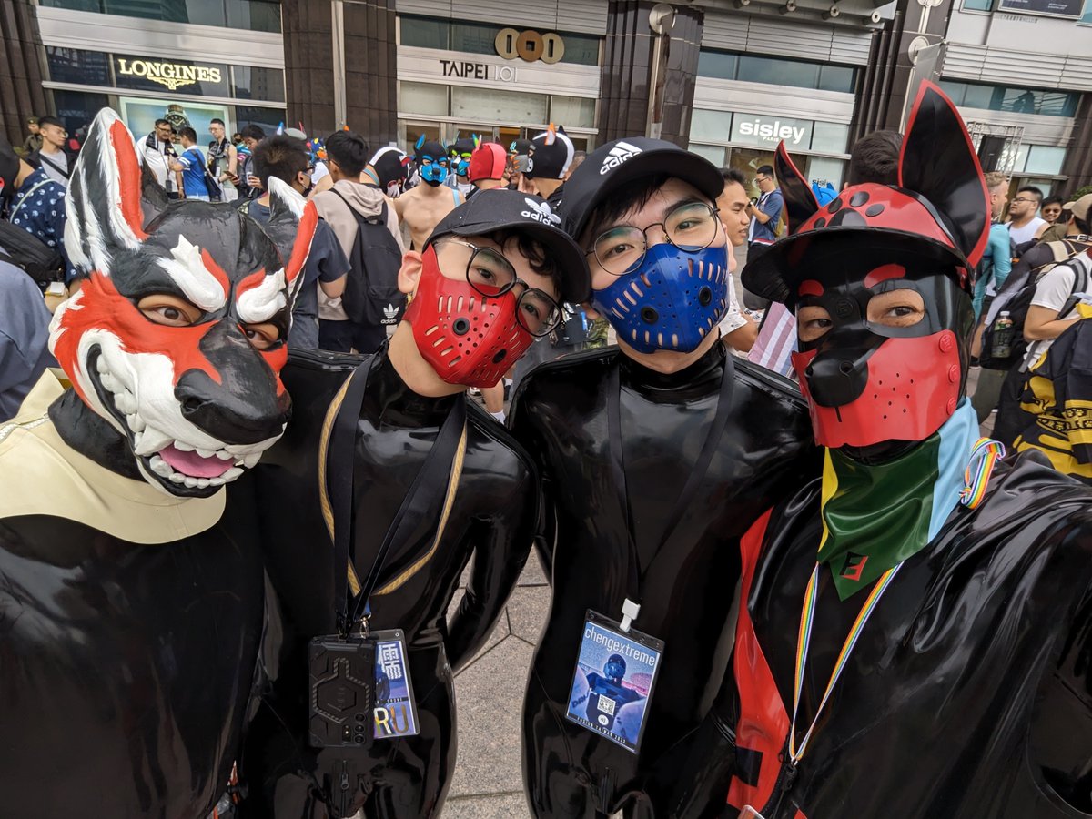 2023.10.28 水舞廣場有好多狗勾🐶🐕 個個都盛裝打扮🤩🥰 @chengextreme @Pup_Kuest @Pup_Ace_TW @ryan8090111 @fenrirwolf47 @Rubberforfun @PupFlowy @PupLakto