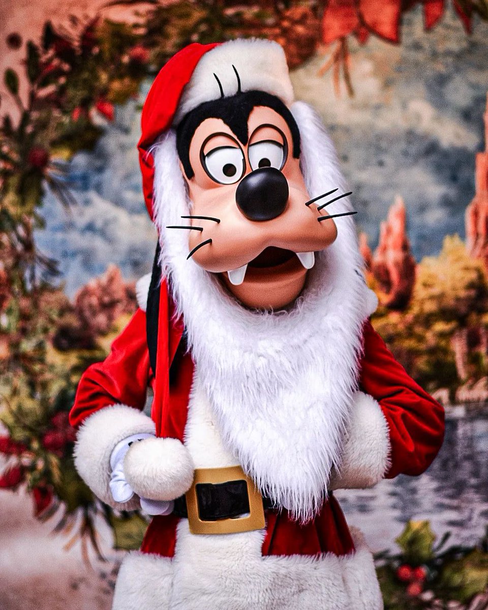 DisneyParis_EN's tweet photo. Me on the 31st of October 🎃 vs. me on the 1st of November 🎄✨

📸: hugo_hpg https://t.co/Q1Q0YqcYfG