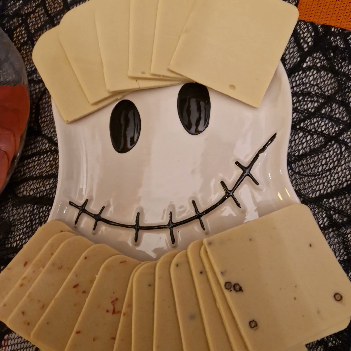 sniprie's tweet photo. 🎃 👻 Franken #raclette #vegan d'#Halloween, horrifique ☠️ mais sans souffrance 😉
🧀 #fromage à raclette #newroots
🐖 #jambon @HeurafoodsFr
🐷 #charcuterie #valsoia
#raclettevegan #halloweenparty #nomeat #vegane #govegan #plantbased #végétal #whatveganseat https://t.co/9JGGz6m6Ay