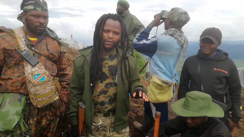 Greatdreamdrc's tweet photo. L'artiste engagé FB #Fabba Sulutani avec les Patriotes, #Wazalendo au front pour les encourager à aller jusqu'au bout.
Il fait appel au gouvernement à cesser d'observer le cessez-le-feu pdt ke le pays est agressé.
Il exhorte tous les Congolais à appliquer l'art 63
@Presidence_RDC https://t.co/casvCvgQyQ