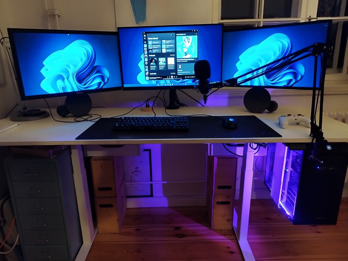 matev31's tweet photo. @LinusTech My Setup over the last 6-7 years or so. It improved in many ways, like more screens, new desk (el. Ajustable) and new keyboard/headsets but the pc always has been the same.

Specs (I am in Japan so idk the exact stats - I live in germany)

GeForce RTX 2060
32gb Memory 
Ryzen 5 8c https://t.co/kq4FBDB7Vz