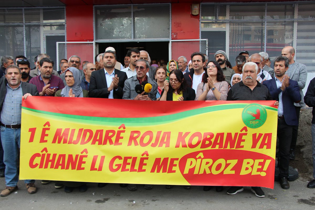 dempartiamed's tweet photo. "Berxwedana li Kobanê û pêre Şoreşa Rojava şoreşa jinan e. Bi Şoreşa Rojava re li cîhanê jinên kurd bûn feyzeke mezin."

Em wekî partiyên siyasî û saziyên demokratîk ji Amedê Şoreşa Rojava silav û #1êMijdarêRojaKobanêYaCîhanê pîroz dikin.

#1KasımDünyaKobanêGünü https://t.co/pH0a0p454a