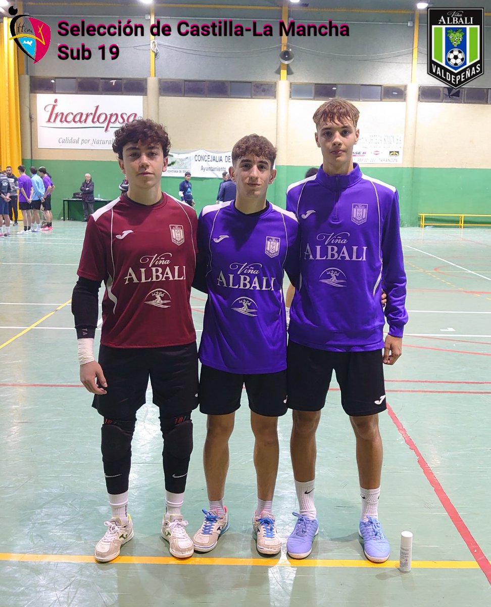 🔵 SELECCIÓN 🔵

Nuestros jugadores en edad juvenil Dani López, Rubén Gallego y Guille, participaron ayer en el entrenamiento de la Selección de Castilla-La Mancha Sub 19 en Tarancón (Cuenca).

Enhorabuena chicos 👏👏💙