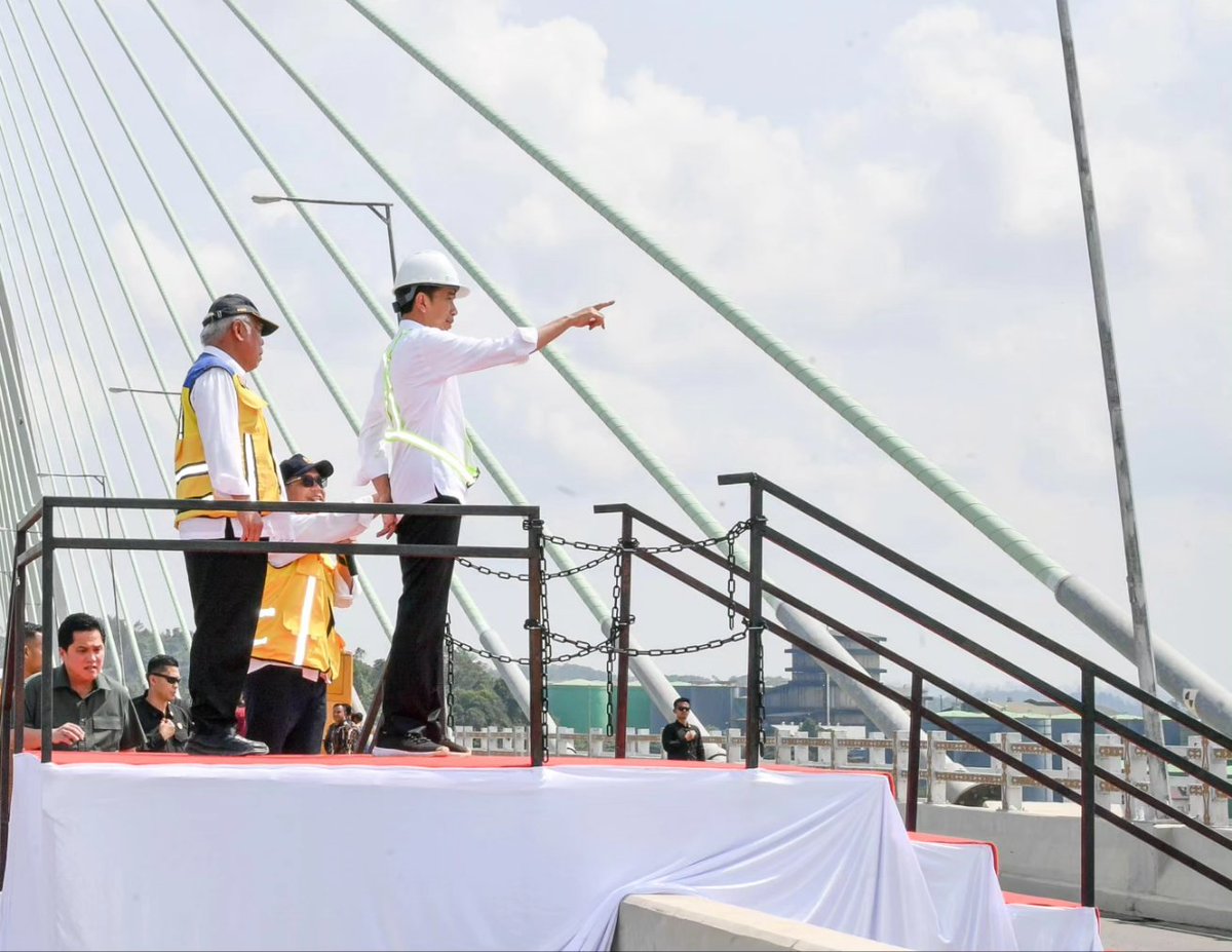 Meninjau Jembatan Pulau Balang di Kecamatan Maridan, Kabupaten Penajam Paser Utara, Kalimantan Timur, siang ini. Jembatan ini akan menghubungkan Kota Balikpapan dengan Penajam Paser Utara.