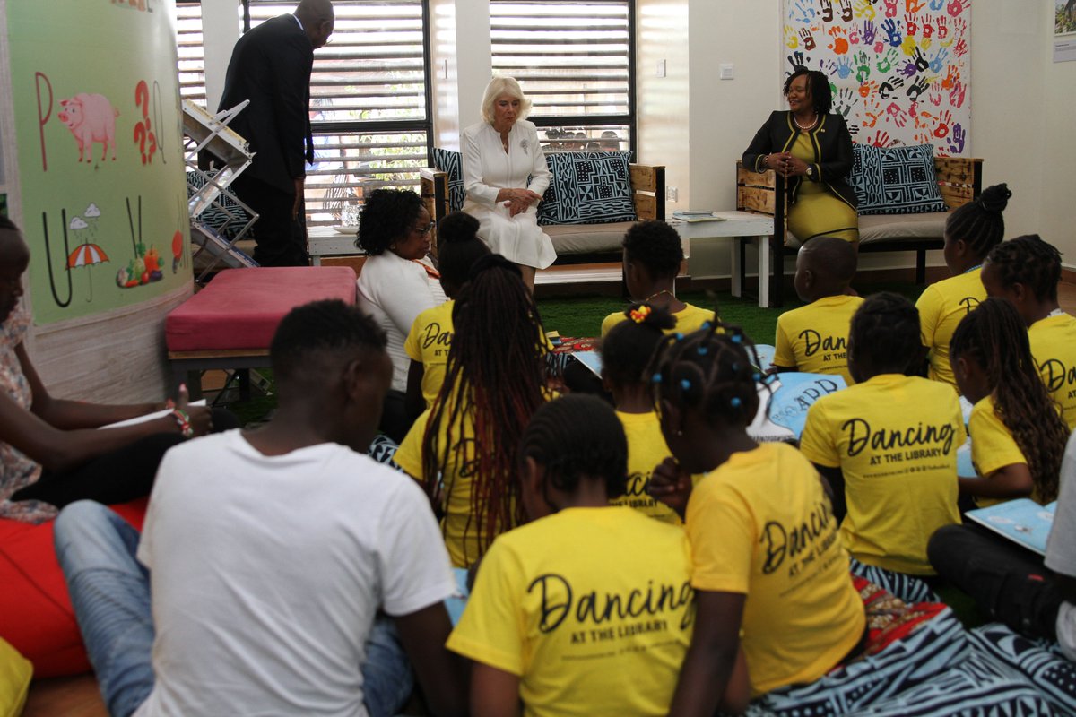 ke_British's tweet photo. Later, Her Majesty participated in a reading session with a group of children at the Eastlands Library, in Nairobi, Kenya. The children were reading Lion and Mouse by Catalina Echeverri. @TheBookBunk @Book_Aid @UKinKenya @RoyalFamily #GoFarGoTogether #RoyalVisitKenya https://t.co/CPkPOQ6ruH