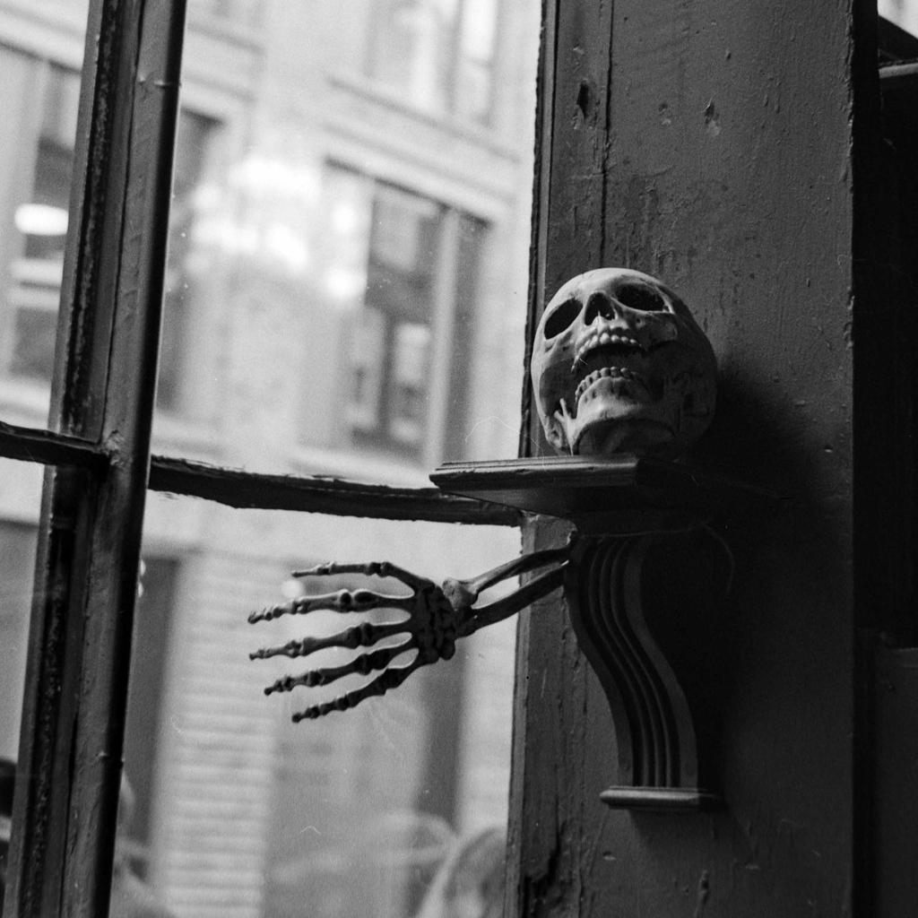 Obsolete_camera's tweet photo. 'Memento Mori' @theholytavern  with my #Rolleiflex from 1931. 

#theobsoletecamera #london #inspiration #photooftheday
#120film #mediumformat #publife #cityscape #LondonLife #halloween https://t.co/YKkkqjK0lr