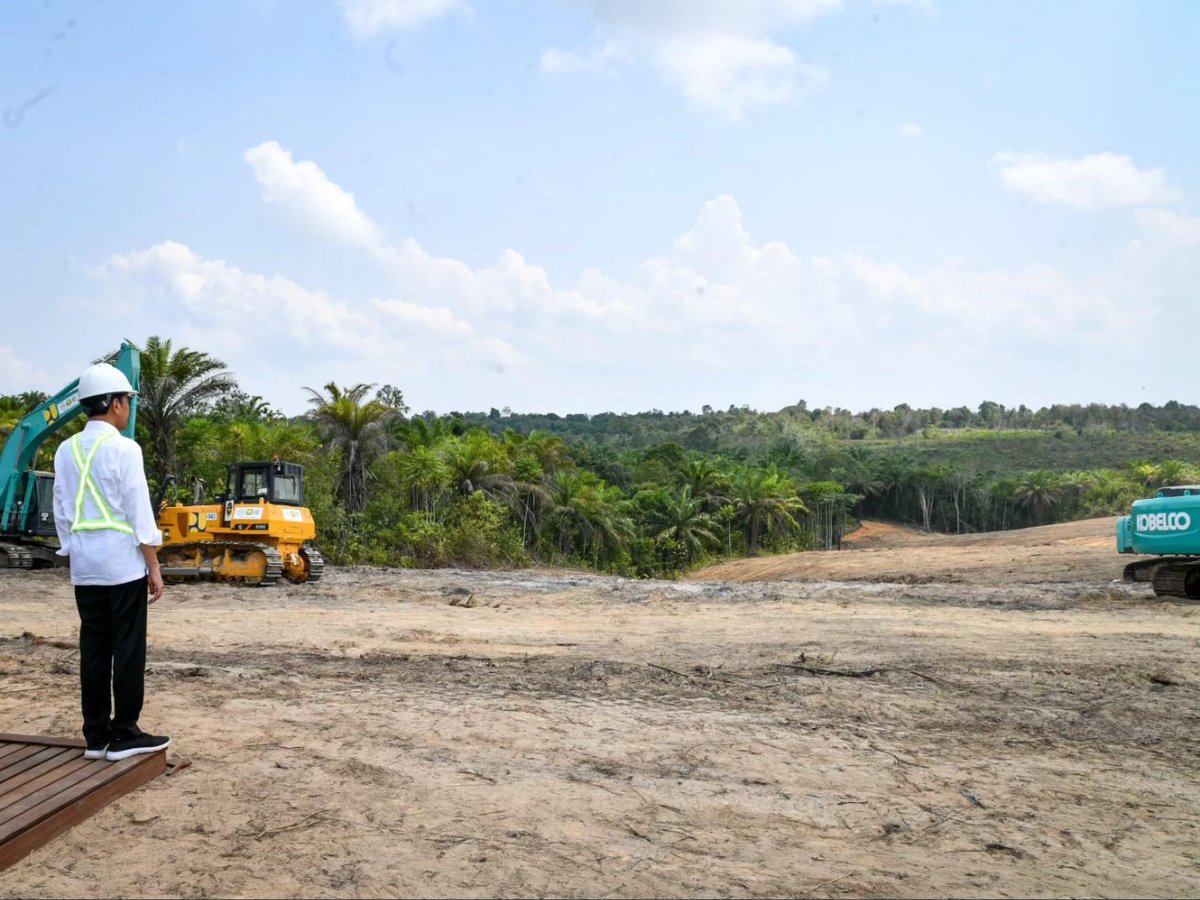 Saya melakukan peletakan batu pertama pembangunan Bandar Udara Ibu Kota Nusantara, siang ini.   Bandara IKN akan menjadi bandara khusus untuk mendukung pelayanan kegiatan pemerintahan dan mendukung konektivitas di Ibu Kota Nusantara. 

Bandara IKN ini memiliki luas 347 hektare