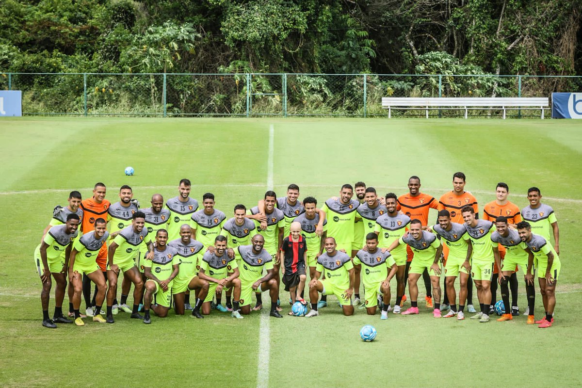 JulyoPedrosa's tweet photo. @sportrecife obrigado pelo carinho e atenção ao meu filho, que passa por esse momento tão difícil e delicado, pode ter a certeza que são gestos como esse que o fortalece pra ganhar essa batalha!

Meu muito obrigado!

@YuriRomao17 https://t.co/6jWC0N2KrY