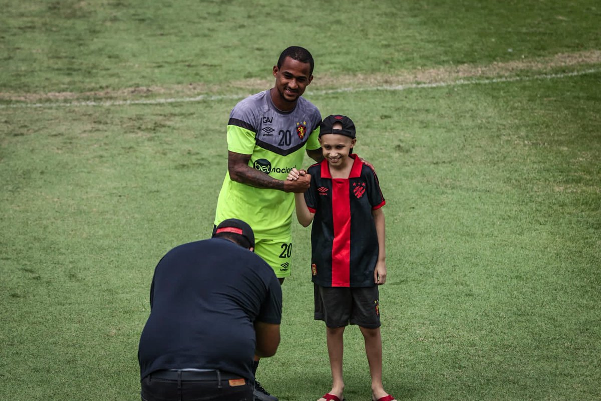 JulyoPedrosa's tweet photo. @sportrecife obrigado pelo carinho e atenção ao meu filho, que passa por esse momento tão difícil e delicado, pode ter a certeza que são gestos como esse que o fortalece pra ganhar essa batalha!

Meu muito obrigado!

@YuriRomao17 https://t.co/6jWC0N2KrY