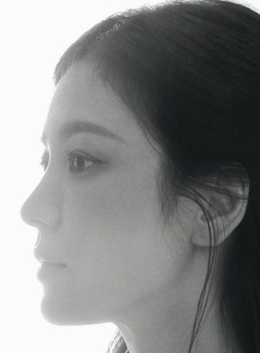Musasian_fr's tweet photo. Le 31, #SongHyekyo a partagé une photo montrant son profil charmant sur ses réseaux sociaux, suscitant des réactions de #HanSohee. #SongHyekyo a récemment remporté un prix d'actrice à la #59e #BaeksangArtsAwards pour son rôle dans The Glory sur Netflix. https://t.co/hCMVJuiICg