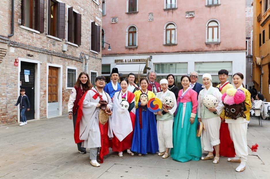 Wavents_venice's tweet photo. One week of “#Talchum in #Venice”! 

Next year we’ll celebrate the 140th anniversary of diplomatic relations between Italy and Korea and the 700th anniversary of Marco Polo’s death!

See the full video👇🏻
https://t.co/6OYYKVG3Uq

#UNESCO #awonderdayeveryday #wavents https://t.co/ddvANnX6FO