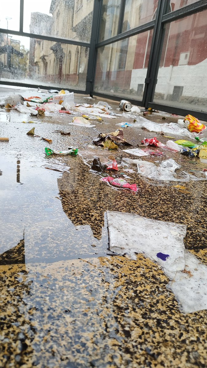 Erromoko's tweet photo. Una maravilla que la gente disfrute de jalogüin, pero @GetxoUdala debería limpiar lo que dejan las hordas de guarros que salimos por la noche! No puede haber restos de mierda y vidrio por doquier esperando al paseo mañanero de perros y niños! https://t.co/tLUmW5xDaO